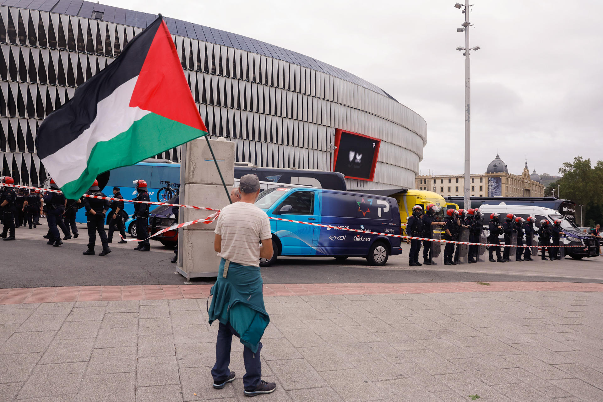 La iniciativa Gernika Palestina ha invadido un tramo de la Gran Vía de Bilbao en protesta por la participación en la Vuelta ciclista a España del equipo Israel Premier Tech y en apoyo a Palestina, por lo que ha tenido que intervenir la Ertzaintza, cambiar la línea de meta, y vigilar el autobús del equipo israelí (en la imagen)c. EFE/Javier Lizón
