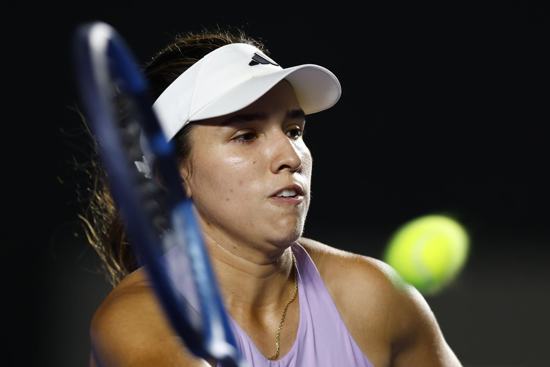 La colombiana Camila Osorio devuelve una bola ante la estadounidense Iva Jovic este jueves, durante un partido del torneo Guadalajara Open WTA 500 en el Centro Panamericano de Tenis, en Guadalajara (México). EFE/ Francisco Guasco