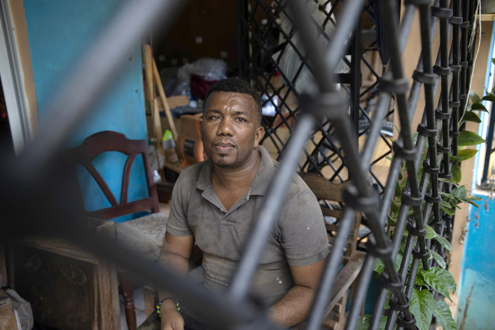 Fausto Espino, ebanista dominicano y padre de seis hijos, quien fue recientemente repatriado desde EE.UU., al posar durante una entrevista con EFE, el pasado 1 de septiembre en Sabana de la Mar (República Dominicana). EFE/Orlando Barría