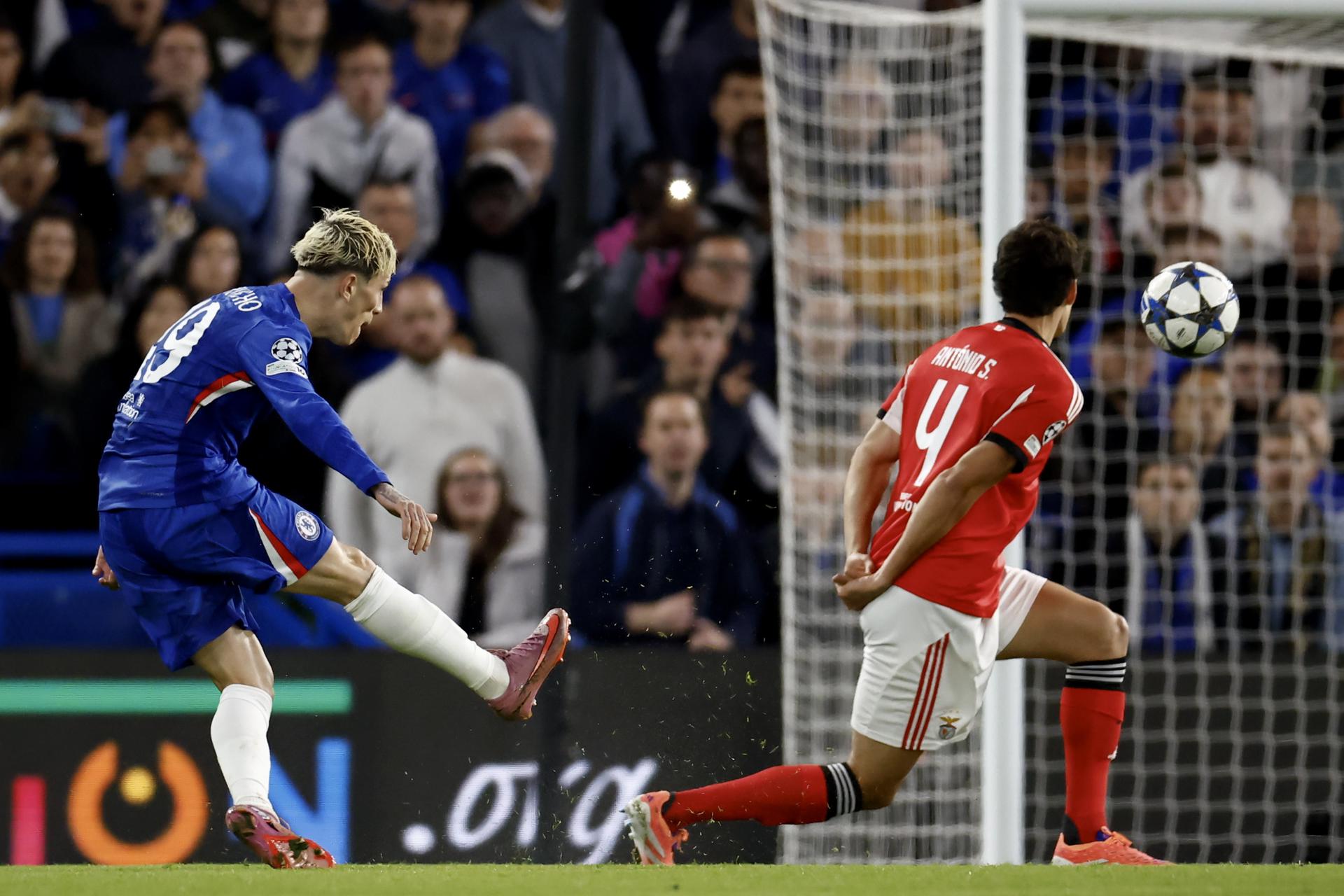 El jugador del Chelsea Alejandro Garnacho (L) durante el partido de la UEFA Champions League que han jugado Chelsea FC y SL Benfica en Londres, Reino Unido, Londres EFE/EPA/TOLGA AKMEN
