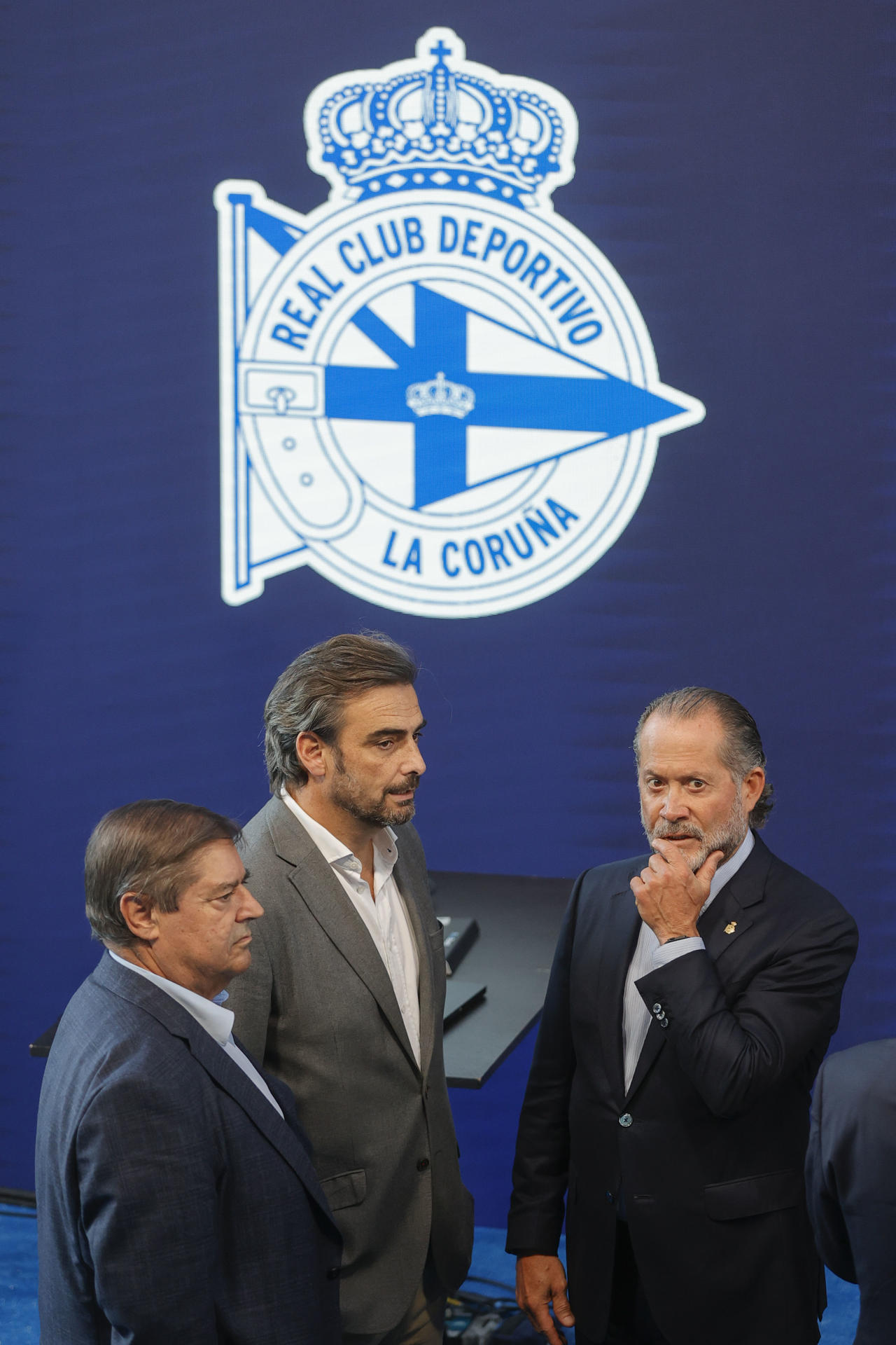 El presidente de Abanca y del Deportivo, Juan Carlos Escotet (d), conversa con el conselleiro de Presidencia y Justicia de la Xunta de Galicia, Diego Calvo (c), durante la presentación oficial del Depor Training Center. EFE/Cabalar

