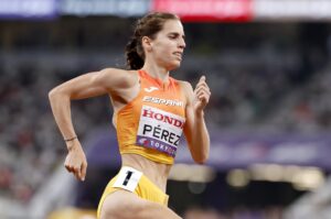 La atleta española Marta Pérez compite en las series de 1500 metros femeninos en el Campeonato Mundial de Atletismo 2025 en Tokio, Japón. EFE/EPA/KIYOSHI OTA