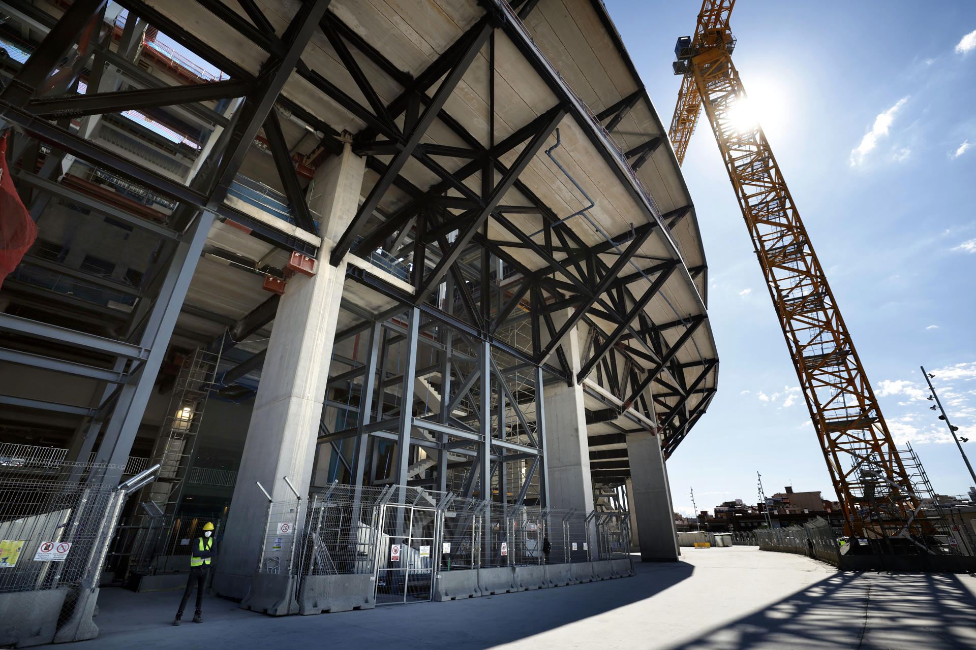 Aspecto del estado del Spotify Camp Nou durante la visita para periodistas que ha realizado el FC Barcelona este lunes mientras se mantiene a la espera de la licencia del Ayuntamiento de Barcelona para poder reabrir el estadio. EFE/Alberto Estévez
