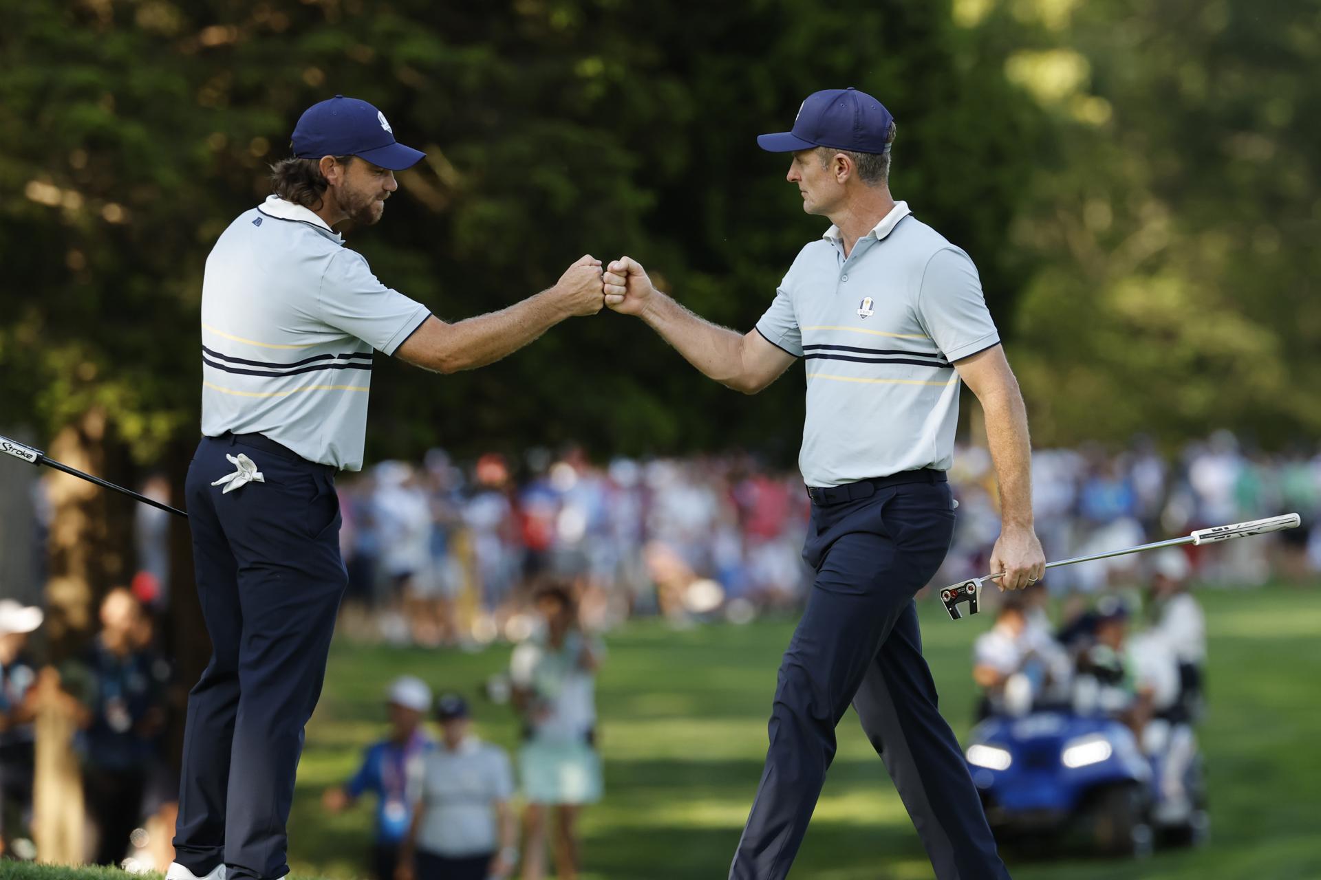 Tommy Fleetwood (i) y Justin Rose, del equipo de Europa, durante la Copa Ryder de golf 2025. EFE/EPA/ERIK S. LESSER
