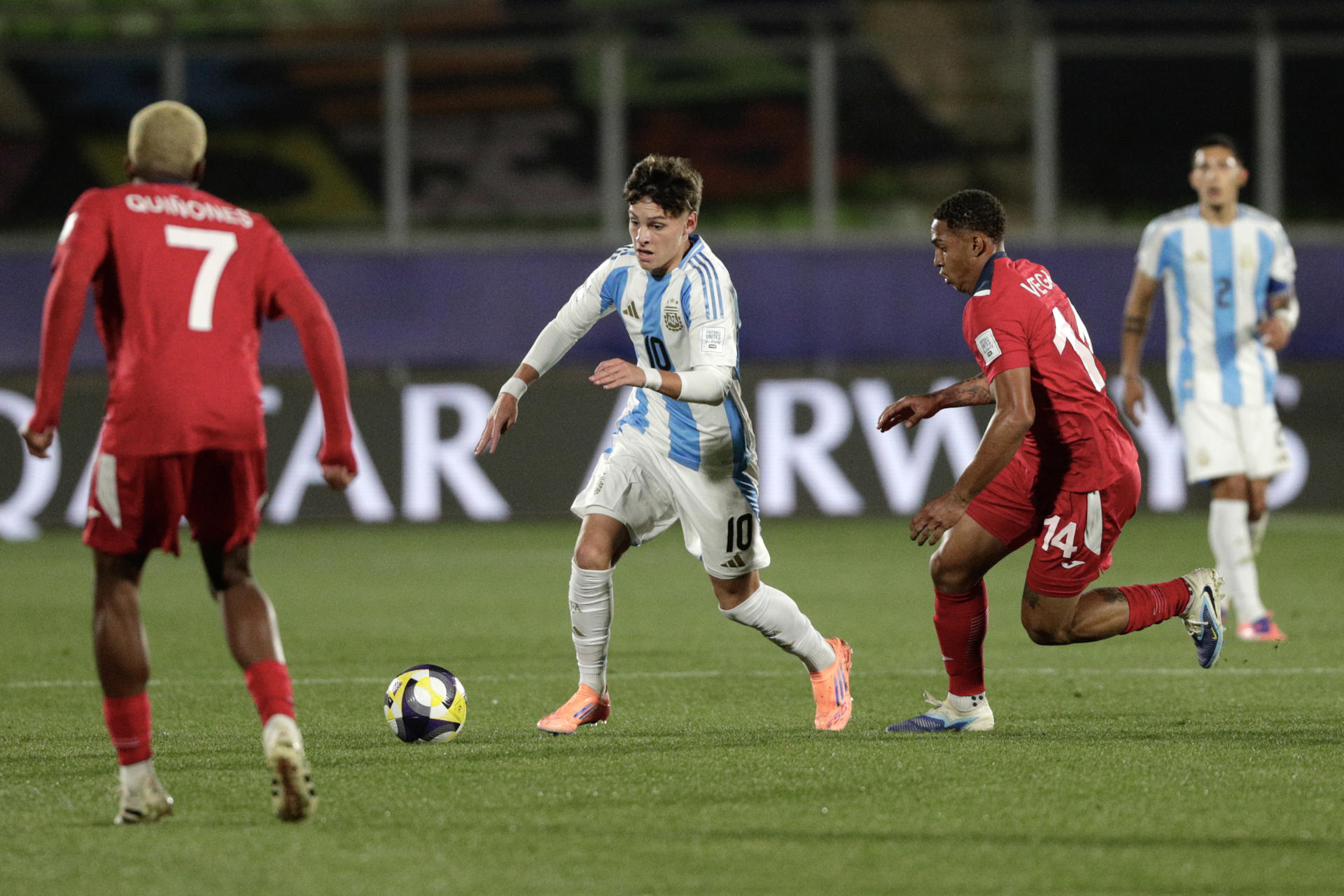 Álvaro Montoro, de Argentina, controla el balón en el juego ante Cuba por el Mundial Sub-20 en Valparaíso (Chile). EFE/Adriana Thomasa
