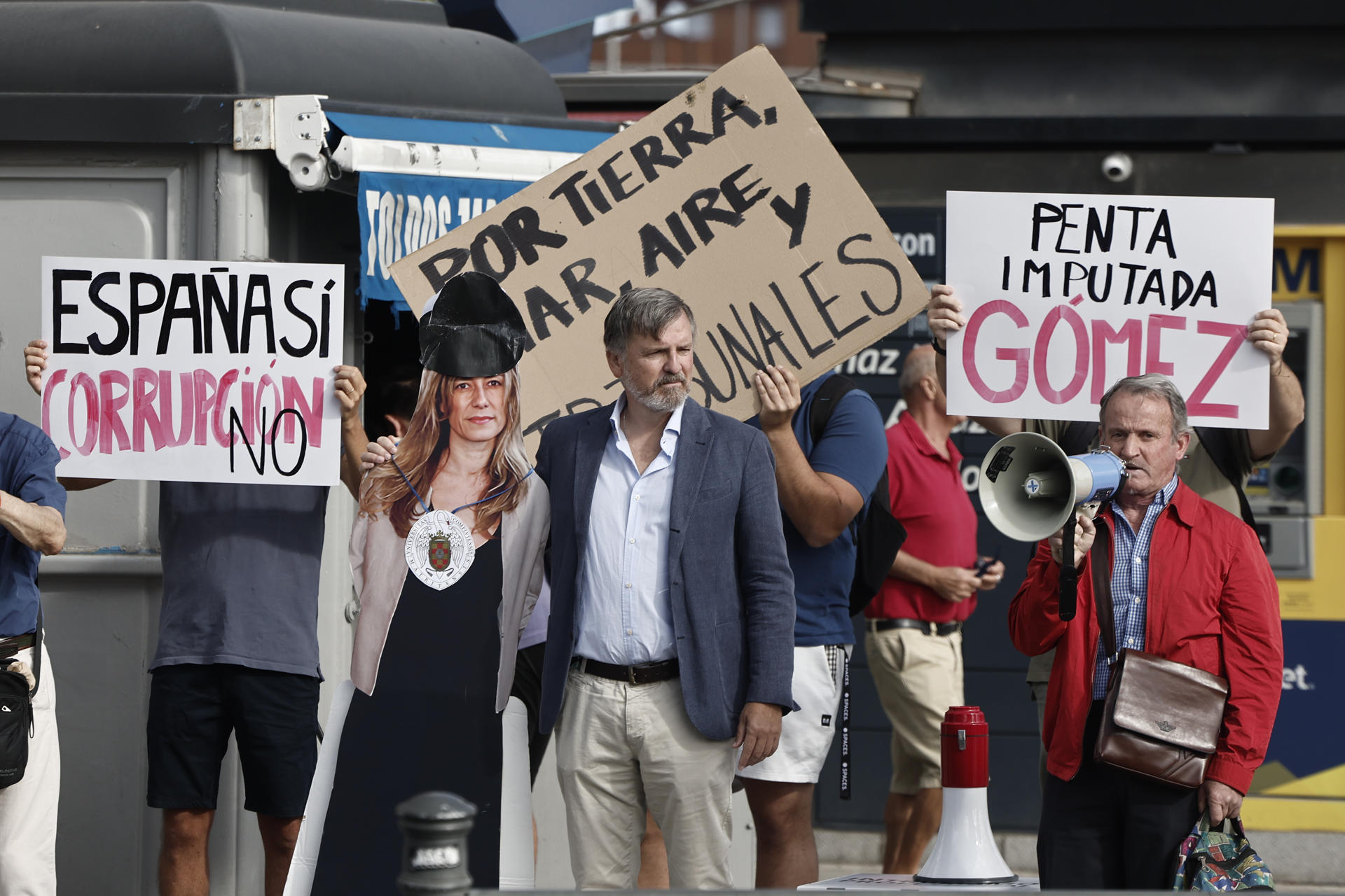 Concentración en contra de Begoña Gómez, mujer del presidente del Gobierno, frente a los juzgados de Plaza de Castilla en Madrid este miércoles. Gómez está llamada a declarar este miércoles como investigada ante el juez Juan Carlos Peinado por presunta malversación en la contratación y funciones de su asesora en Moncloa, Cristina Álvarez, quien también está citada por el mismo motivo. EFE/Daniel González
