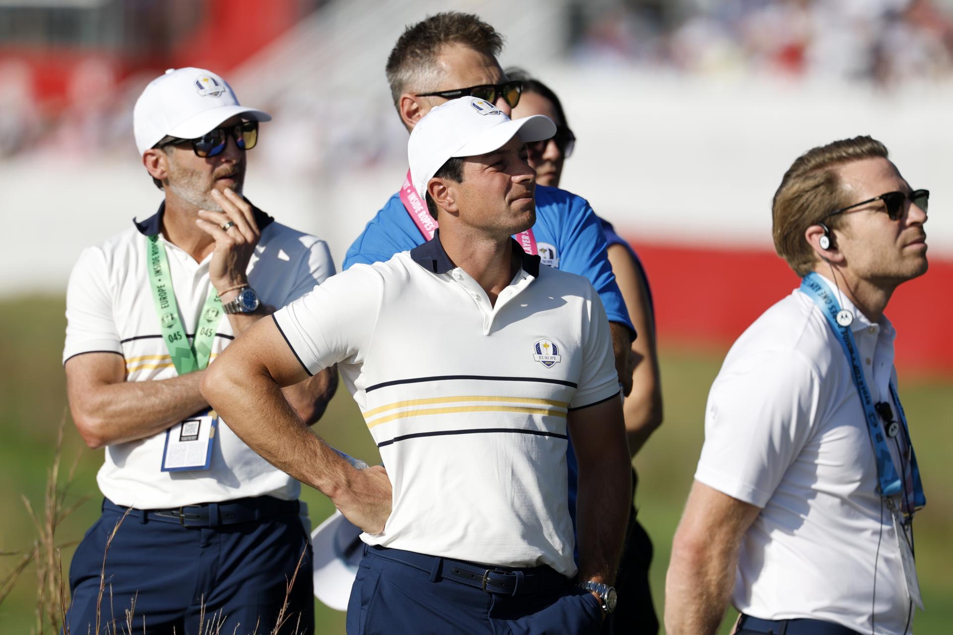 Viktor Hovland (C) de Europa observa durante los partidos individuales de la Ryder Cup 2025. EFE/EPA/ERIK S. LESSER
