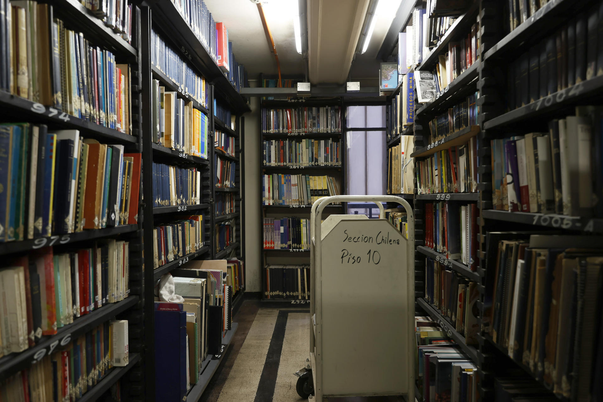 Fotografía del 18 de julio de 2025 que muestra libros en el depósito de la Biblioteca Nacional en Santiago (Chile). EFE/ Elvis González
