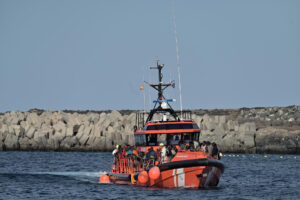 Imagen de archivo (15/09/2025) de las salvamar Navia y Diphda tras rescatar a 235 personas de un cayuco que fue localizado en aguas cercanas a El Hierro y que fueron trasladado al puerto de La Restinga para ser atendidos por los equipos de emergencias. EFE/ Gelmert Finol