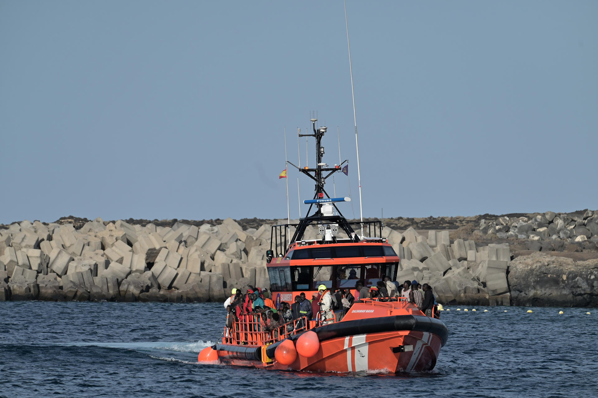 Imagen de archivo (15/09/2025) de las salvamar Navia y Diphda tras rescatar a 235 personas de un cayuco que fue localizado en aguas cercanas a El Hierro y que fueron trasladado al puerto de La Restinga para ser atendidos por los equipos de emergencias. EFE/ Gelmert Finol