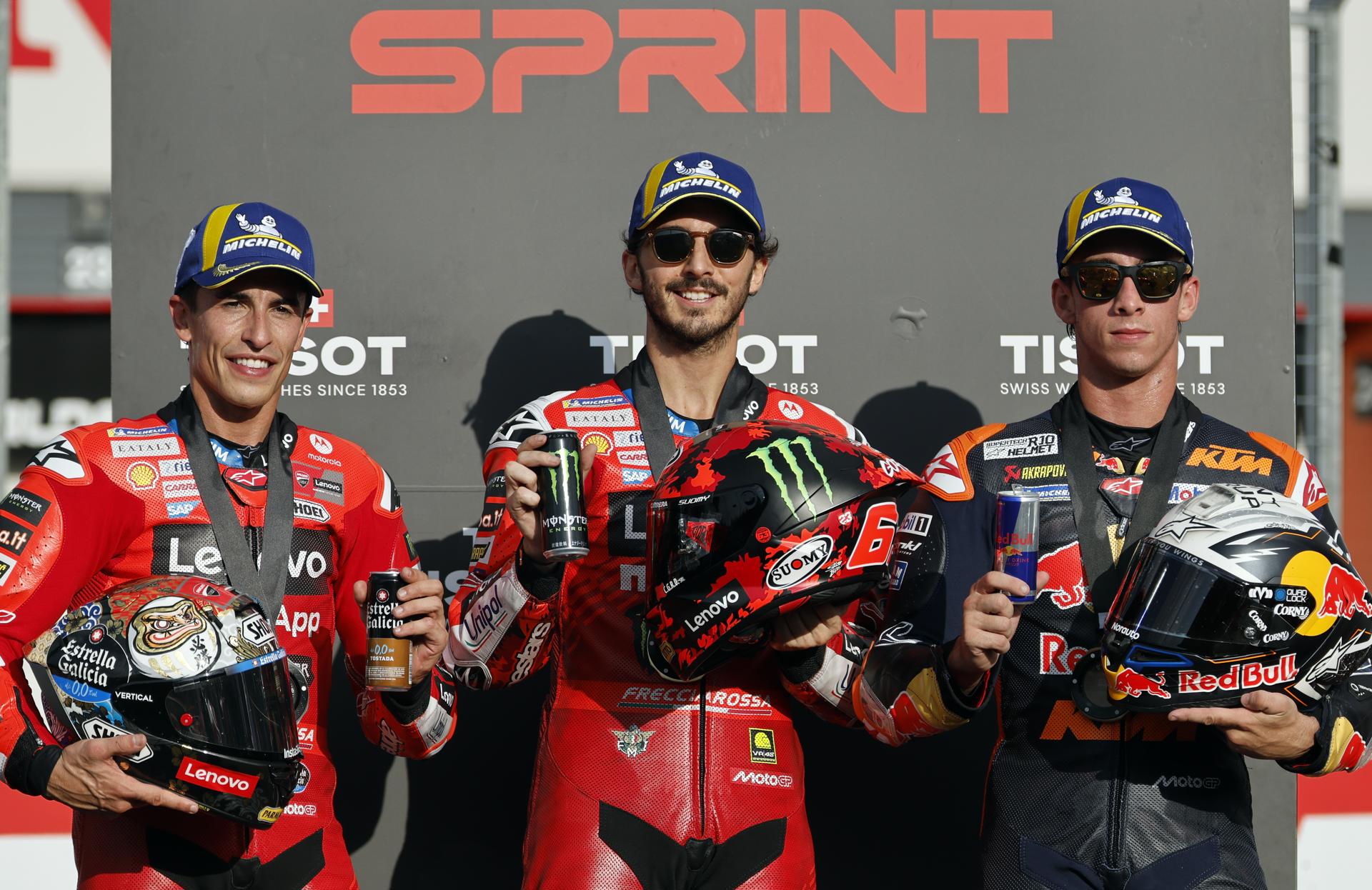 El piloto italiano del equipo Ducati Lenovo Team Francesco Bagnaia (C) posa con el segundo clasificado del equipo Ducati Lenovo Team, el español Marc Márquez (i) y el tercero clasificado, del equipo Red Bull KTM Factory Racing, el también español Pedro Acosta después de la carrera sprint del Gran Premio de Motociclismo de Japón en Motegi. EFE/EPA/FRANCK ROBICHON

