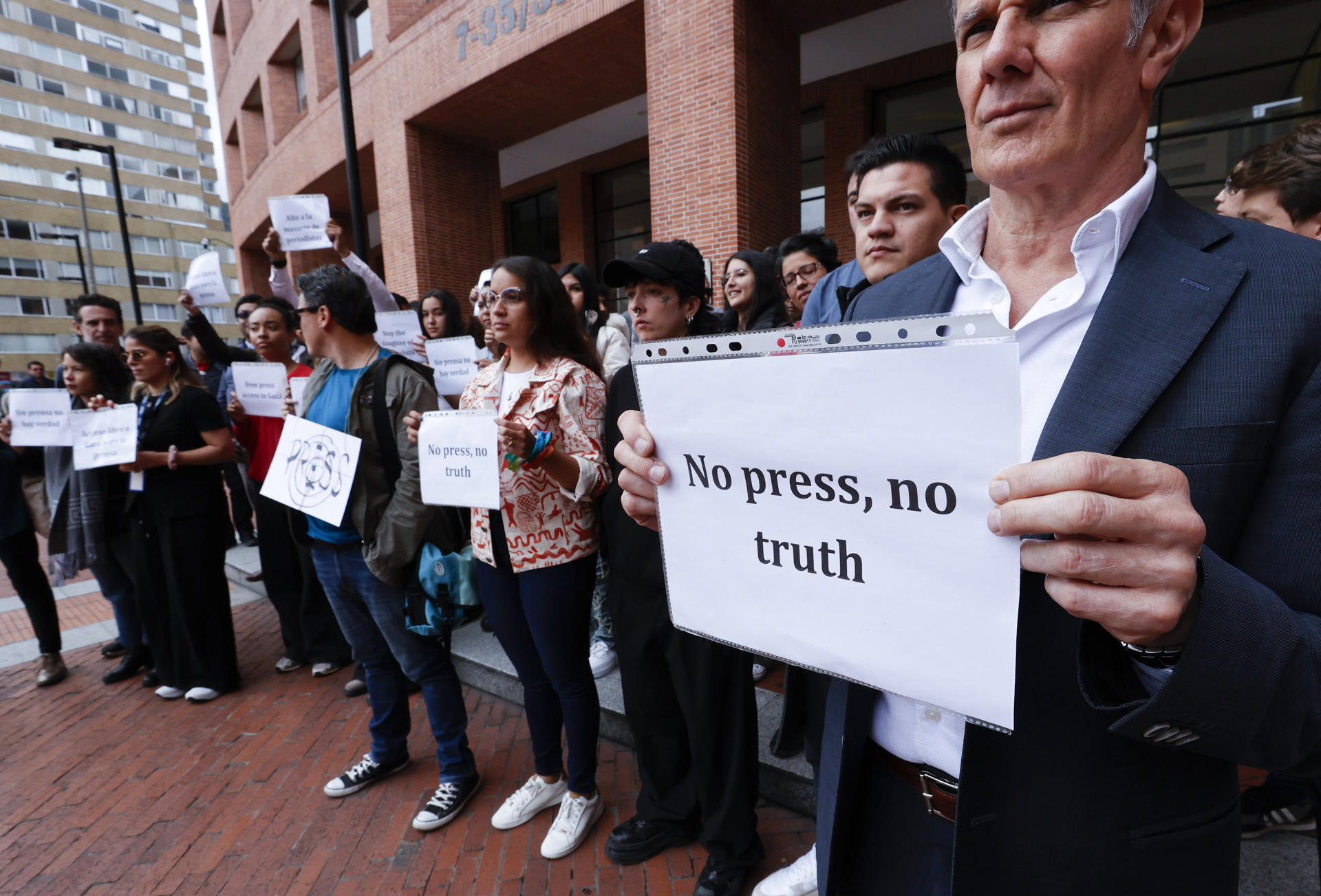 Periodistas de varios medios internacionales realizan un plantón frente a las instalaciones de la Agencia EFE este lunes, en Bogotá (Colombia). EFE/ Mauricio Dueñas Castañeda