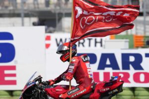 El piloto español del equipo Ducati Lenovo Team, Marc Márquez, celebra la victoria en la carrera de MotoGP del Gran Premio de San Marino y la Riviera de Rimini en el Circuito Mundial de Misano Marco Simoncelli en Misano Adriático, Italia. EFE/EPA/DANILO DI GIOVANNI
