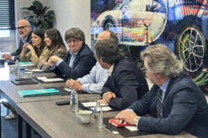 El líder de JxCat, Carles Puigdemont (4i), reúne este lunes a la permanente del partido en Waterloo (Bélgica) tras la reunión mantenida el jueves con el PSOE en la que le trasladó su negativa a apoyar los Presupuestos Generales del Estado si no cumplen los acuerdos que tienen pendientes. EFE/Dani Rovirosa