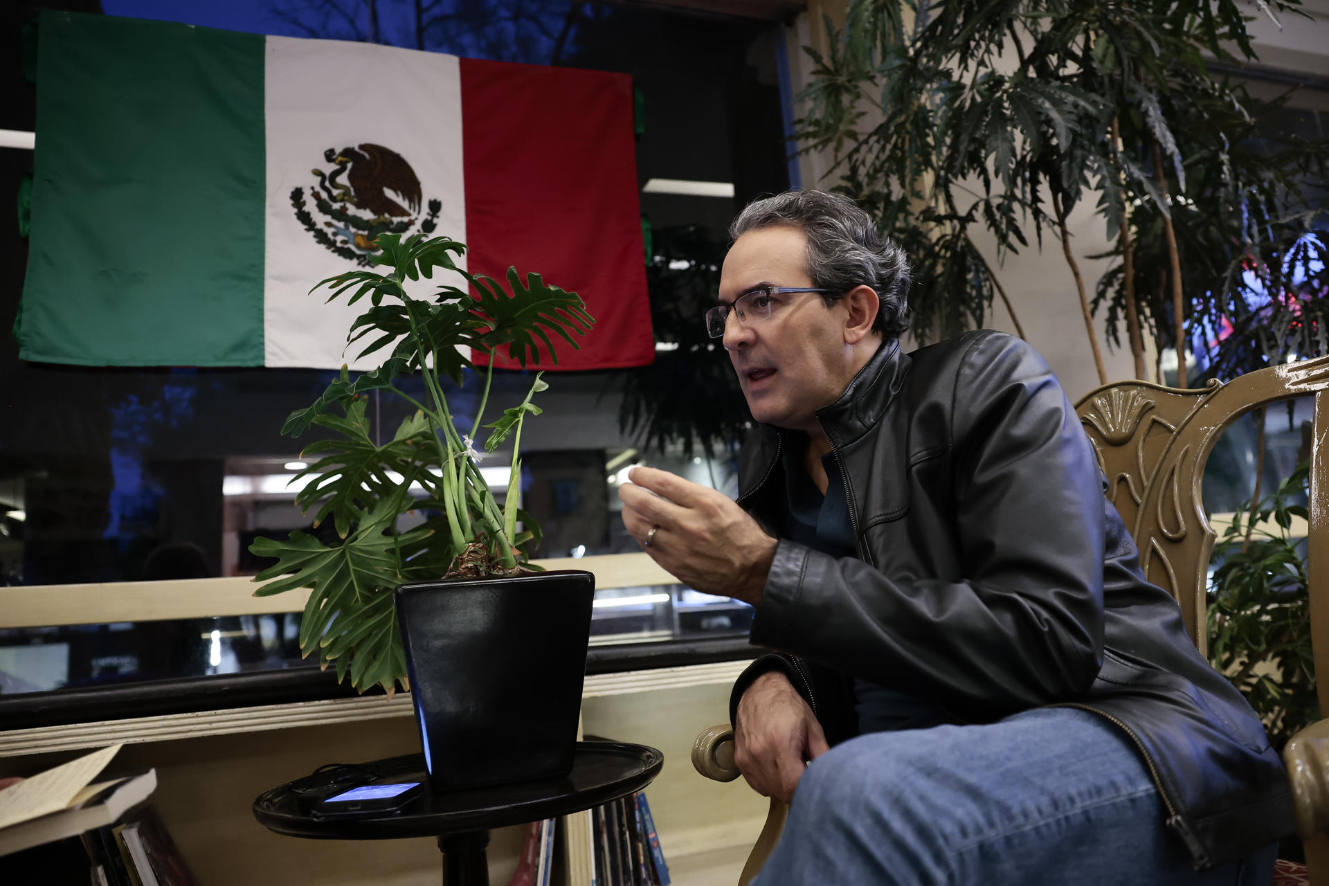 El escritor colombiano Juan Gabriel Vásquez, habla durante una entrevista con EFE este sábado, en la Ciudad de México (México). EFE/José Méndez