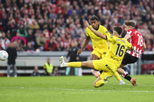El centrocampista del Athletic, Mikel Jauregizar (d), golpea el balón ante los defensores del Girona en la jugada que ha significado el primer gol del equipo bilbaino durante el partido de la jornada 6 de LaLiga EA Sports entre el Athletic Club y el Girona, en el estadio de San Mamés en Bilbao.- EFE/Luis Tejido