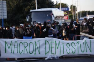 MONTPELLIER (Francia), 10/09/2025.- Manifestantes sostienen una pancarta exigiendo la dimisión del presidente francés Macron mientras bloquean una calle durante una convocatoria del colectivo "Bloquons tout" (Bloquear todo) en Montpellier, Francia, el 10 de septiembre de 2025. En protesta contra el presupuesto de austeridad del gobierno saliente, el colectivo en línea "Bloquons Tout" ha llamado a bloquear todo el país el 10 de septiembre con acciones simbólicas. (Protestas, Francia) EFE/EPA/GUILLAUME HORCAJUELO