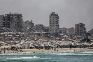Gaza, 10 sep.- Desde que el Ejército israelí ordenó el pasado martes la evacuación total de la ciudad de Gaza, la capital gazatí en el norte del enclave palestino, cientos de miles de residentes viven entre la confusión y la incertidumbre sobre qué hacer y a dónde ir. EFE/EPA/MOHAMMED SABER