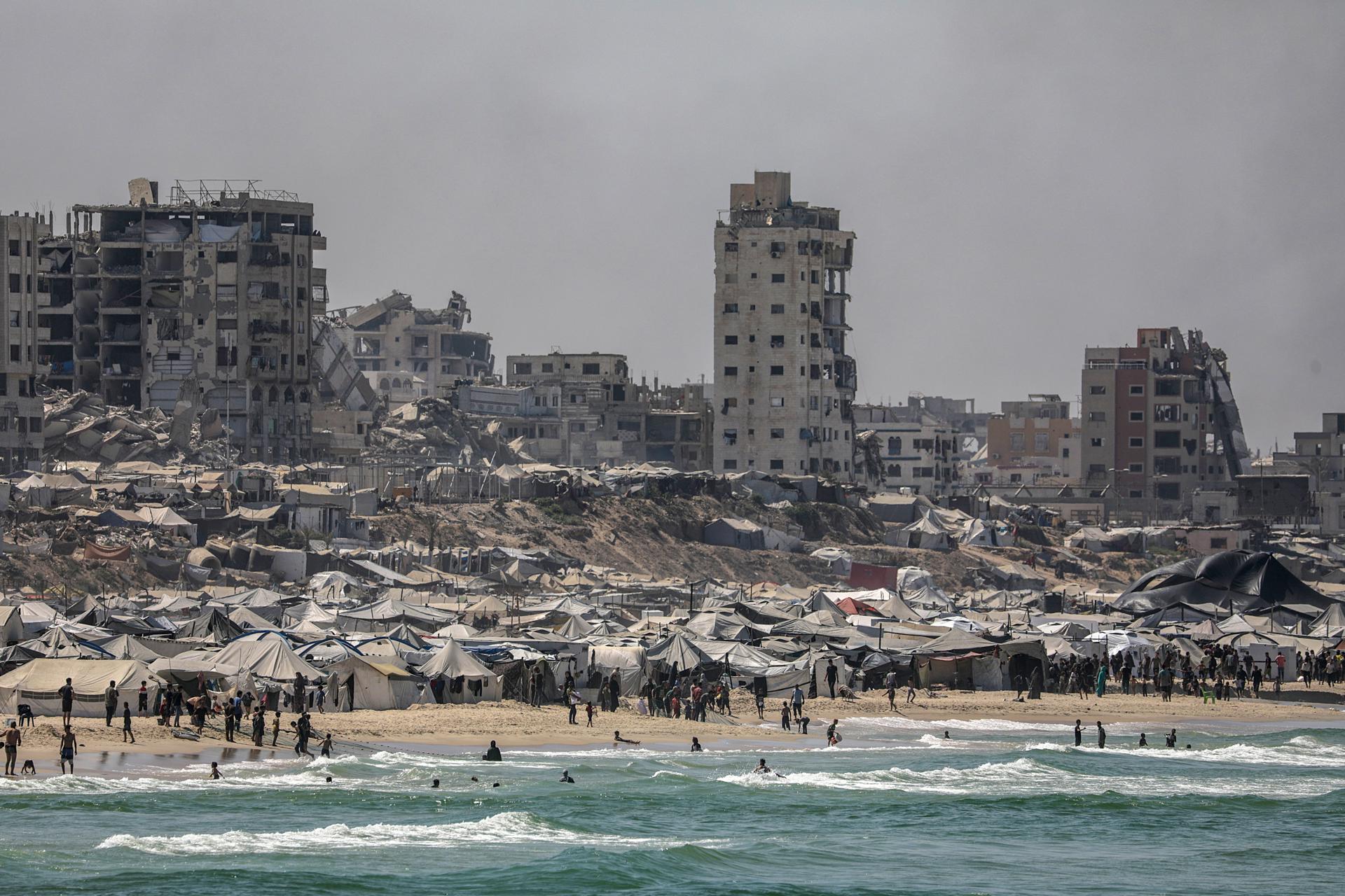Gaza, 10 sep.- Desde que el Ejército israelí ordenó el pasado martes la evacuación total de la ciudad de Gaza, la capital gazatí en el norte del enclave palestino, cientos de miles de residentes viven entre la confusión y la incertidumbre sobre qué hacer y a dónde ir. EFE/EPA/MOHAMMED SABER
