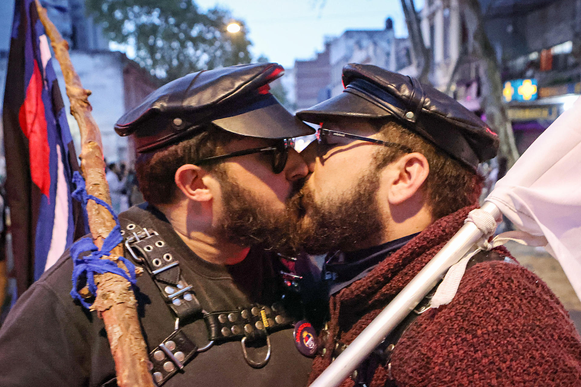 Personas participan en la celebración de los 20 años de la Marcha de la Diversidad, bajo la consigna Si hay derechos, que se note este viernes, en Montevideo (Uruguay). EFE/ Alejandro Prieto