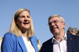 La presidenta del Comité Olímpico Internacional (COI) Kirsty Coventry (I) y el ex presidente del COI Thomas Bach, el pasado 26 de julio, en el aniversario de los Juegos Olímpicos de París 2024. EFE/EPA/TERESA SUAREZ
