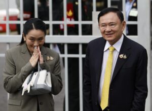 Bangkok (Tailandia), 09/09/2025.- El ex primer ministro tailandés Thaksin Shinawatra (d.) y su hija, la también exdirigente Paetongtarn Shinawatra (i.), a su llegada a la Corte Suprema de Bangkok, Tailandia, para escuchar el veredicto del tribunal sobre el arresto que el exlíder pasó en un hospital bajo custodia policial en lugar de en la cárcel en 2023. EFE/EPA/RUNGROJ YONGRIT