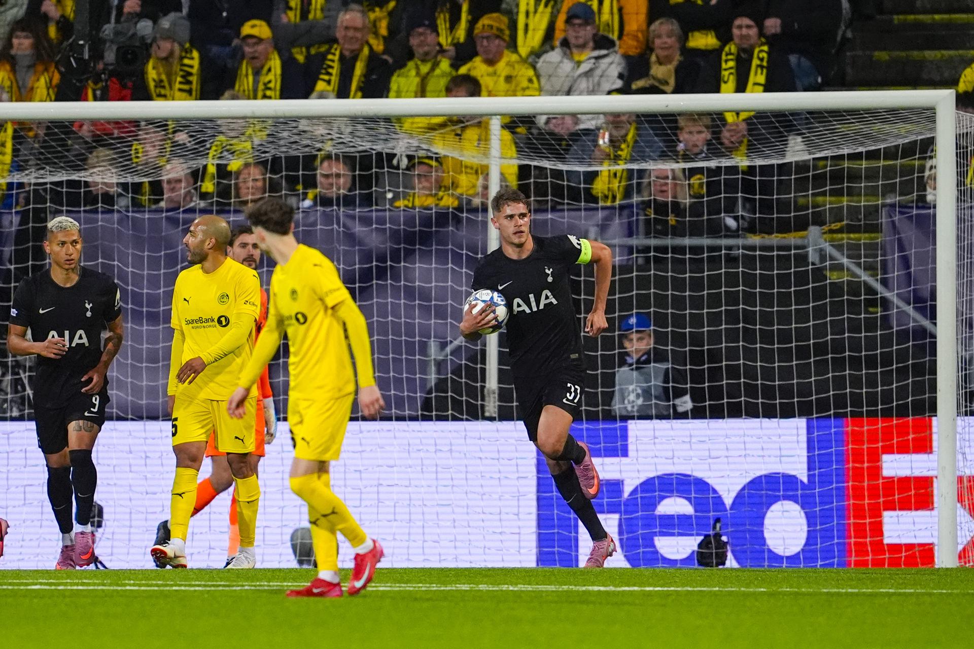 El jugador del Tottenham Micky van de Ven celebra un gol durante el partido de la UEFA Champions League que han jugado Bodo/Glimt y Tottenham Hotspur, en Bodo, Noruega. EFE/EPA/Lise Aserud
