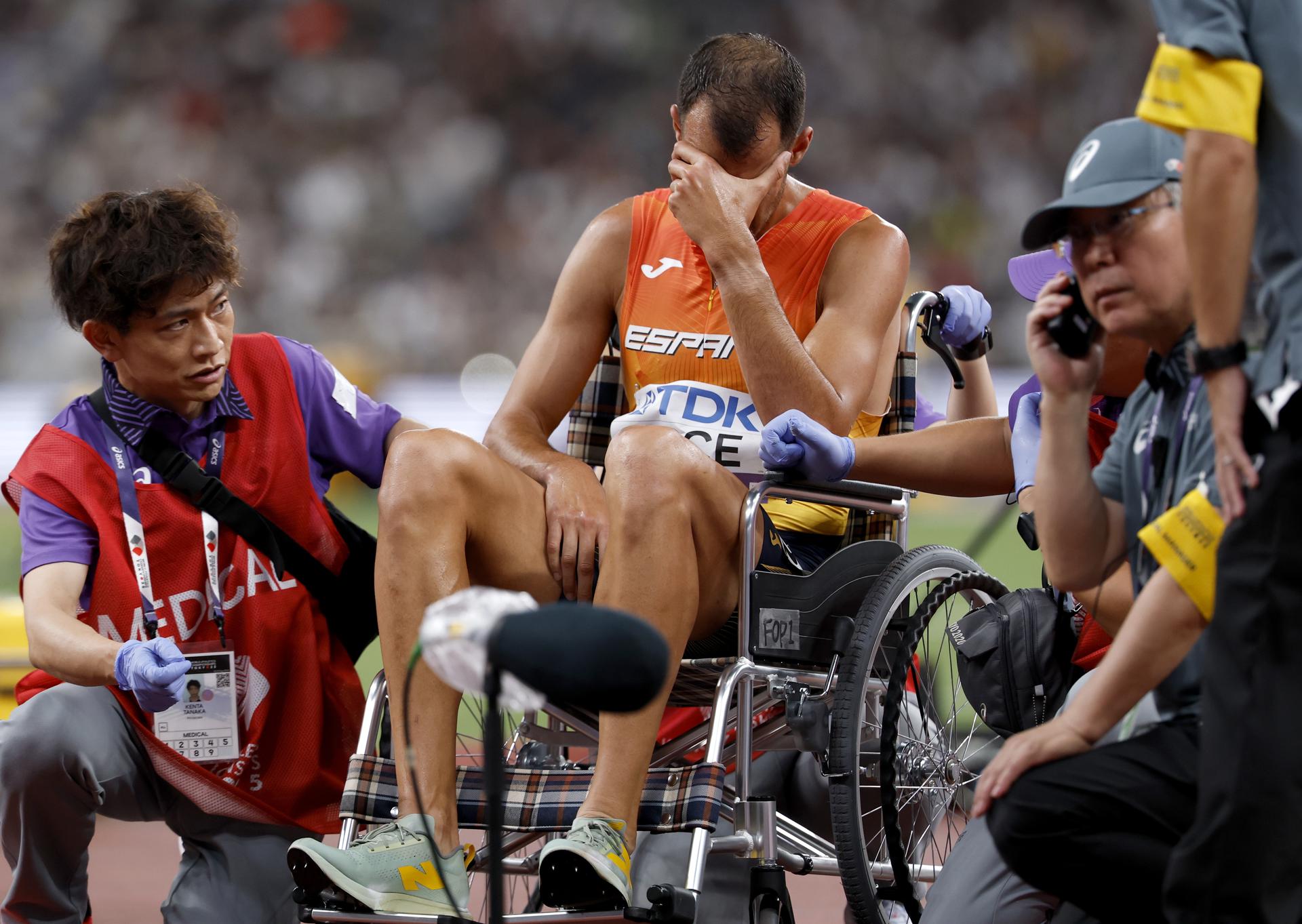 Daniel Arce es retirado en camilla tras lesionarse en su serie de los 3000 m. obstáculos de los Mundiales de Tokio.EFE/EPA/FRANCK ROBICHON
