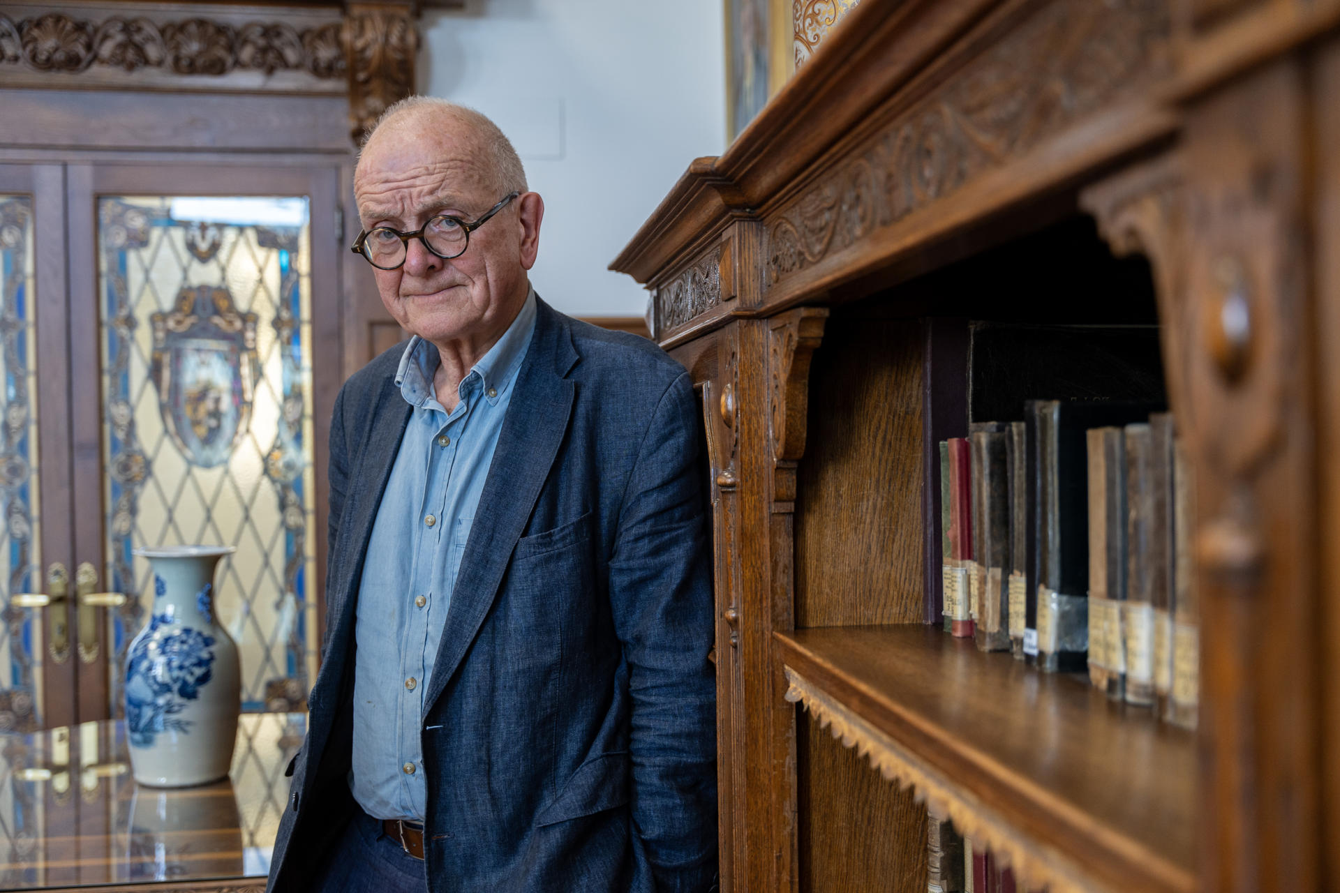 El neurocirujano inglés Henry Thomas Marsh en una visita al Hospital de Valdecilla de Santander donde este jueves impartió una conferencia sobre las historias de vida de los pacientes, basada en sus libros. Henry Marsh asegura que, a pesar de que haya gente que le deba su vida, solo recuerda sus fracasos laborales y no sus operaciones exitosas y considera que eso también puede ayudar a las generaciones futuras a ser médicos mejores. EFE/Román G. Aguilera
