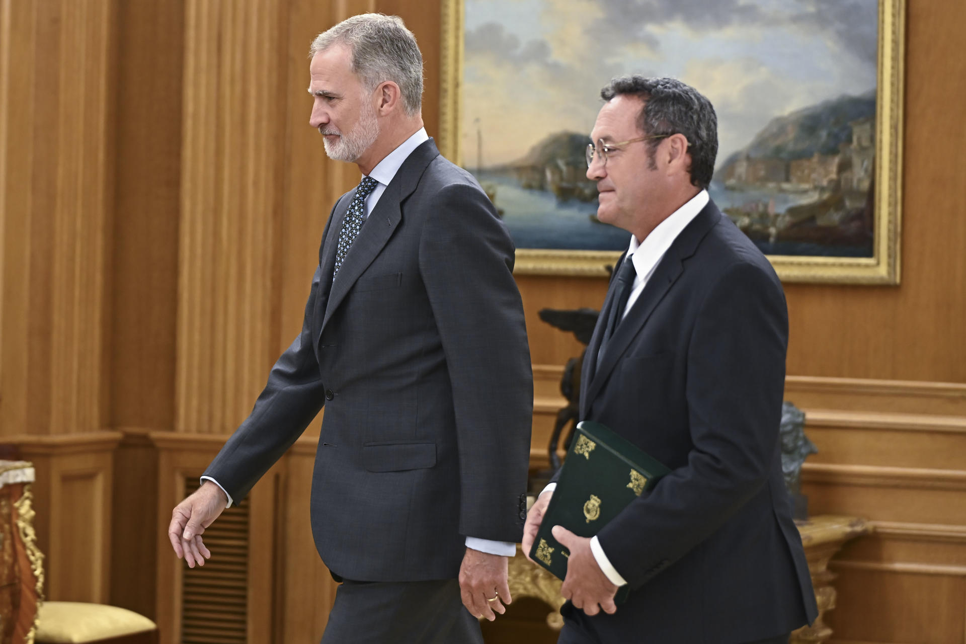 Felipe VI recibe en audiencia al fiscal general del Estado, Álvaro García Ortiz, que le entrega la Memoria de la Fiscalía de 2024, este miércoles en Madrid. EFE/ Fernando Villar