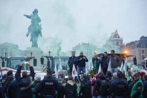 El presidente de la Federación Nacional de Sindicatos de Agricultores (FNSEA), Arnaud Rousseau (centro), se dirige este viernes a los agricultores que participan en una jornada nacional de protesta contra el acuerdo de libre comercio entre la UE y el Mercosur, convocada por el sindicato agrícola FNSEA, frente al Castillo de Versalles, a las afueras de París. EFE/EPA/YOAN VALAT