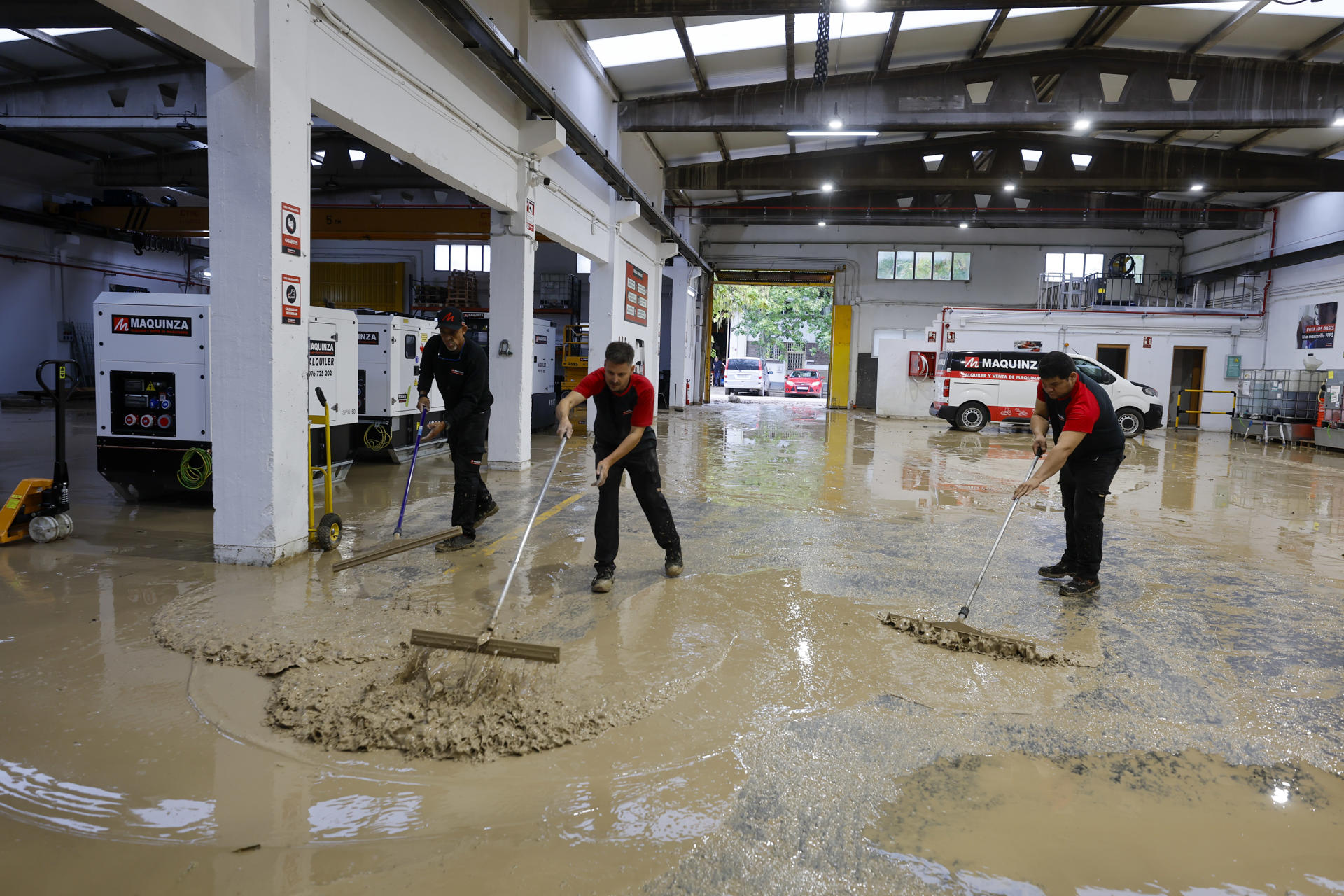 Limpieza de un polígono en Zaragoza, este lunes. EFE/ Javier Cebollada