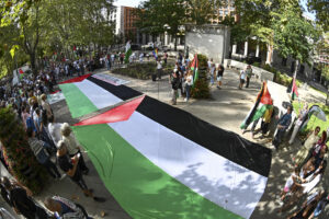 Miembros de la asociación Sanitarios con Palestina participan este domingo una concentración a las puertas del Ministerio de Sanidad con el lema "Paremos el genocidio. ¡Ruptura de relaciones ya!". EFE/ Fernando Villar