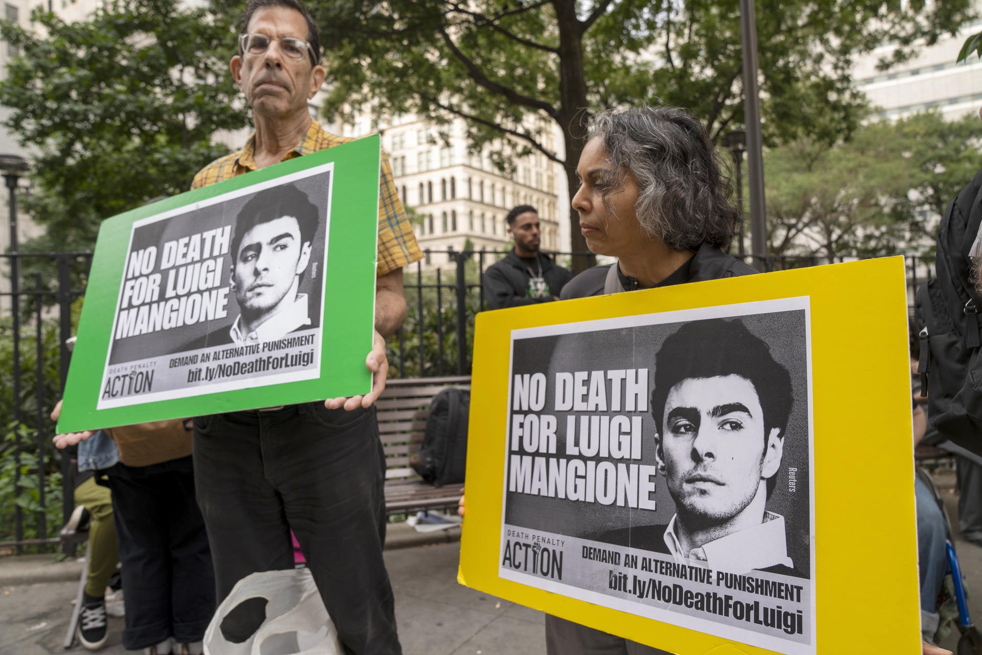 Un grupo de personas que apoya a Luigi Mangione, acusado de asesinar a tiros al director ejecutivo de UnitedHealthcare el pasado diciembre, fue captado este martes, 16 de septiembre, en Nueva York (Estados Unidos). EFE/Ángel Colmenares
