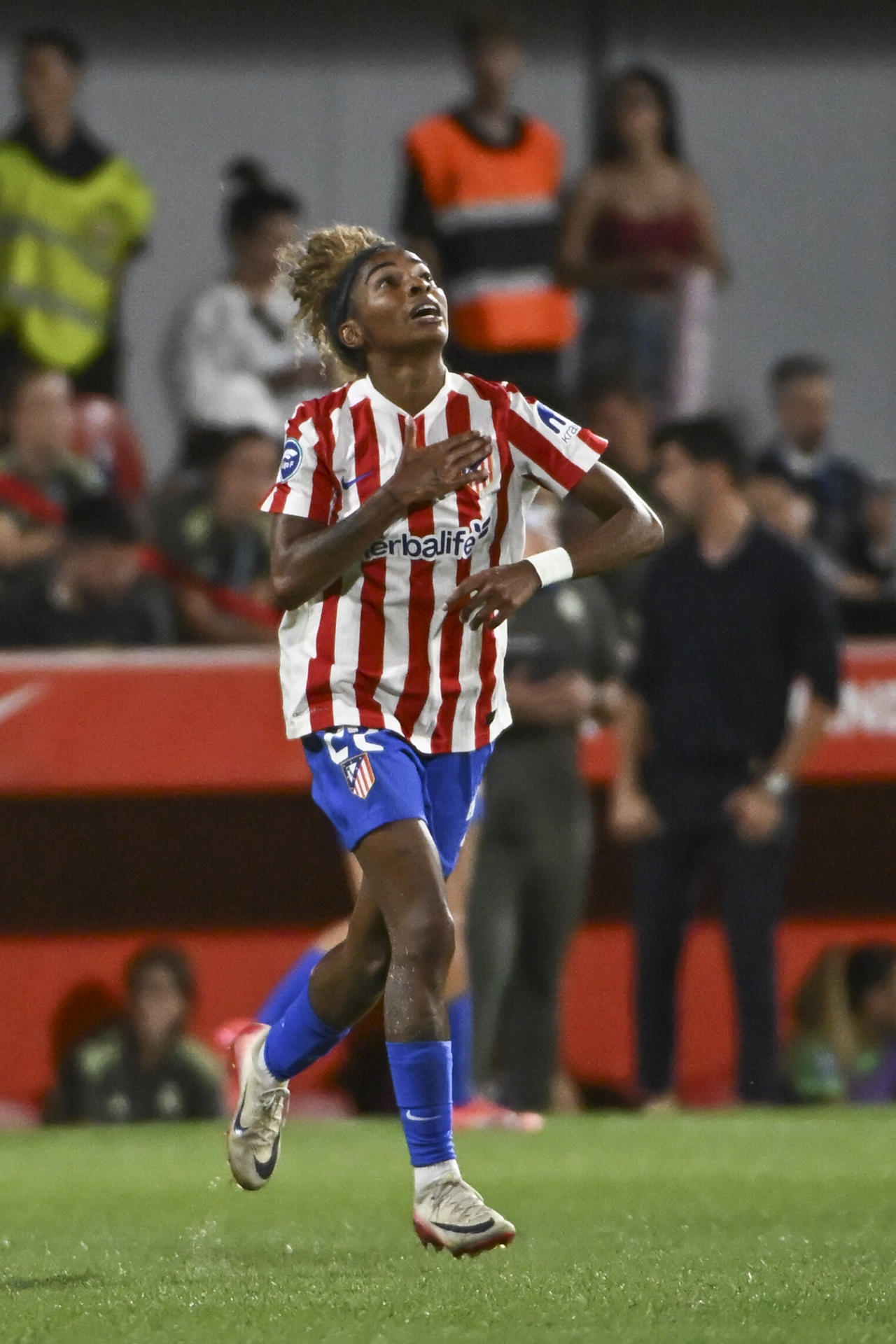 La delantera del Atlético de Madrid Luany celebra tras marcar el 2-1 durante el encuentro correspondiente a la jornada 2 de la Liga F que disputan hoy viernes en el Centro Deportivo Wanda Alcalá de Henares, en Madrid. EFE/ Fernando Villar
