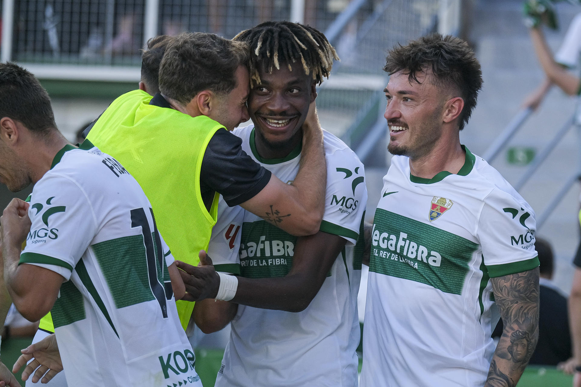 El delantero del Jonh Donald (c) tras marcar el segundo gol para su equipo durante el partido de la jornada 7 de LaLiga EA Sports, entre el Elche CF y el RC Celta de Vigo, en el estadio Manuel Martínez Valero. EFE / Pablo Miranzo