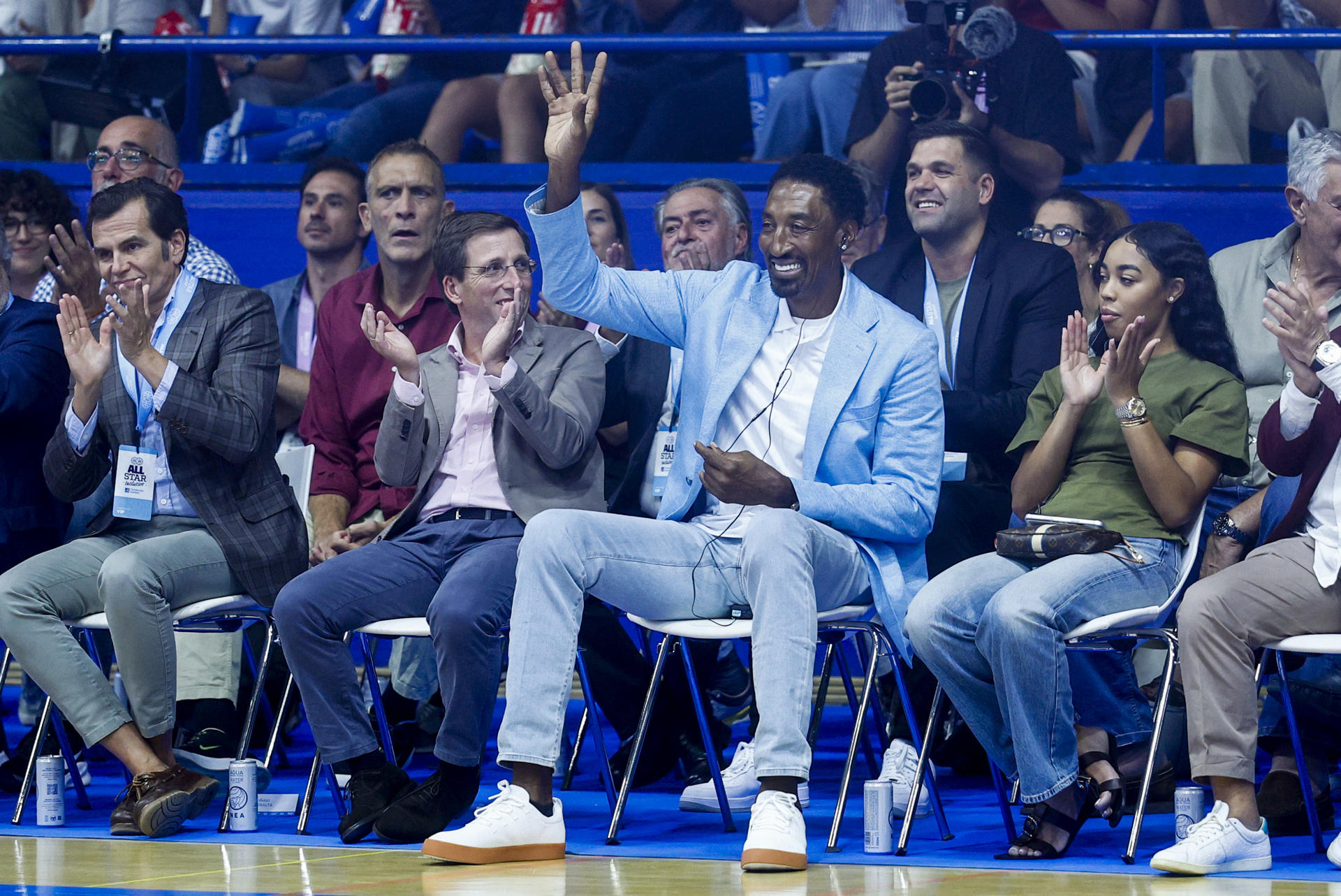 El exbaloncestista estadounidense Scottie Pippen (2d) y el alcalde de Madrid, José Luis Martínez Almeida (2i), entre otros asistentes, durante el primer All Star Inclusivo de baloncesto, en el que jugadores a pie y en silla de ruedas compartirán equipo y cancha, este jueves en Madrid. EFE/ Rodrigo Jiménez