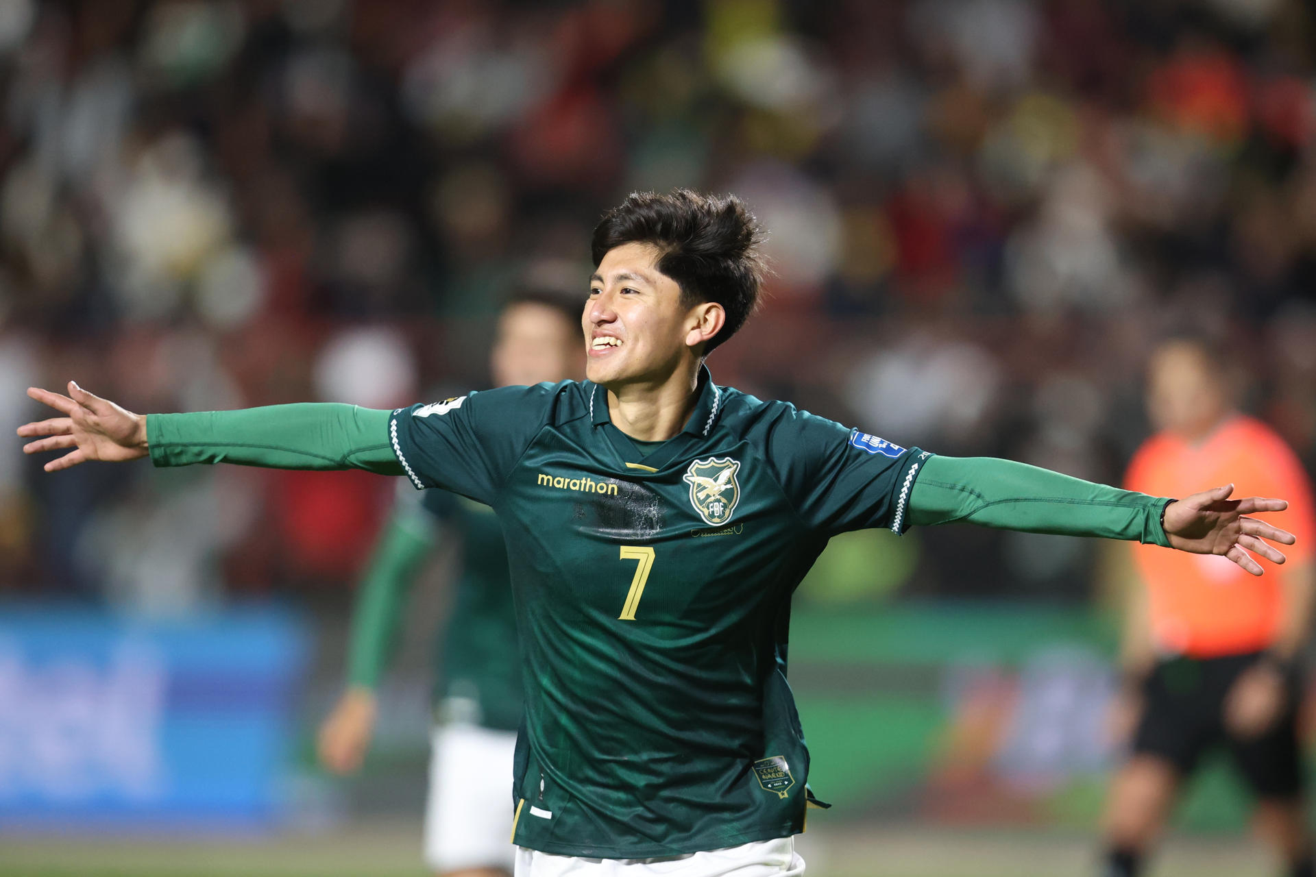 Miguel Terceros de Bolivia celebra un gol este martes, en un partido por las eliminatorias a la Copa Mundial 2026. EFE/ Luis Gandarillas