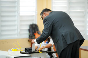 Fotografía cedida, el pasado 1 de septiembre, del presidente de Guyana, Irfaan Ali, al votar durante las elecciones generales de su país, en Georgetown (Guyana). EFE/Presidencia de Guyana
