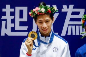 La boxeadora taiwanesa Lin Yu-ting sostiene su medalla de oro de los Juegos Olímpicos de París a su llegada al Aeropuerto Internacional de Taoyuan, en Taiwán, el 13 de agosto de 2024. EFE/EPA/Daniel Ceng