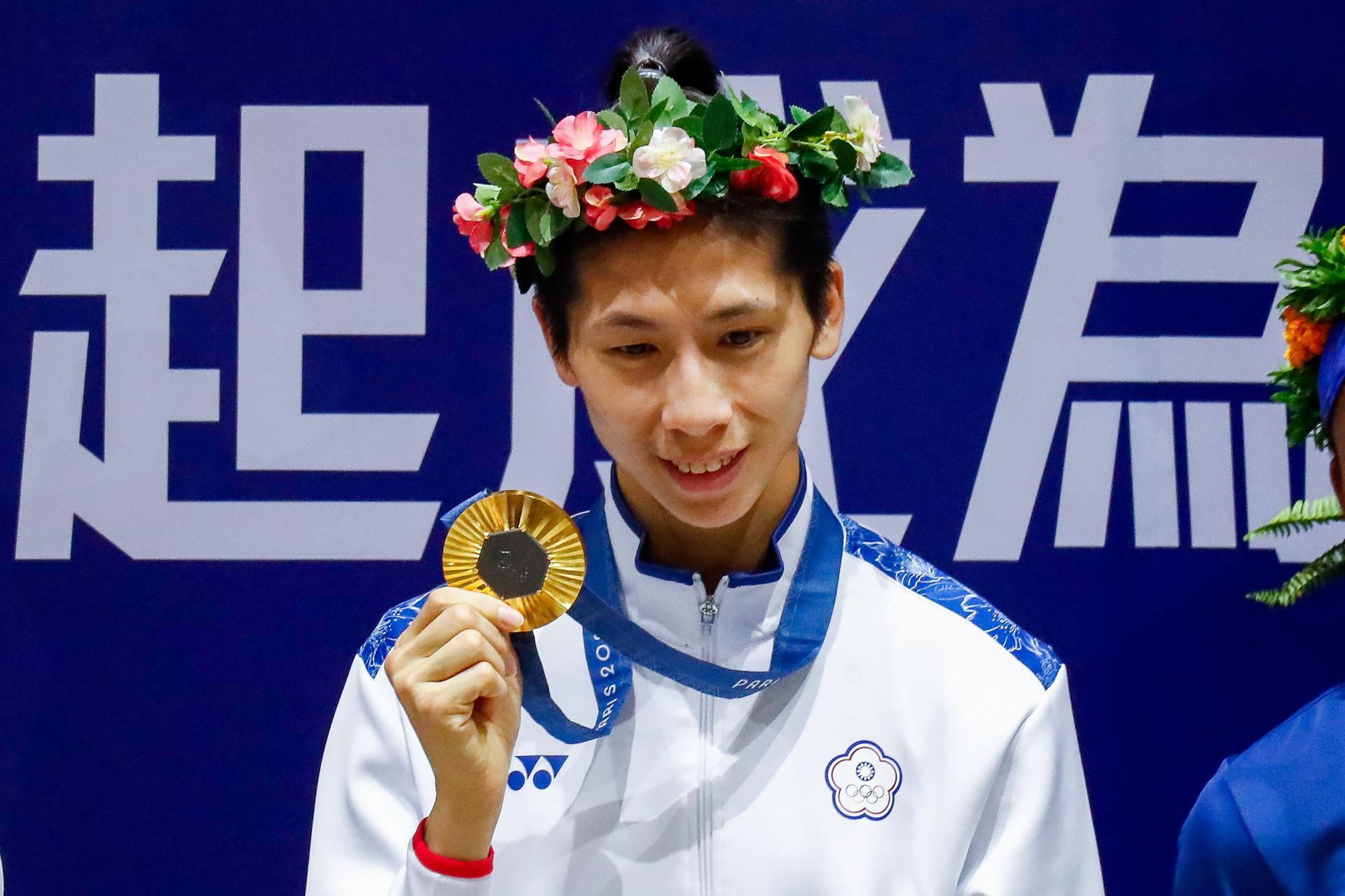 La boxeadora taiwanesa Lin Yu-ting sostiene su medalla de oro de los Juegos Olímpicos de París a su llegada al Aeropuerto Internacional de Taoyuan, en Taiwán, el 13 de agosto de 2024. EFE/EPA/Daniel Ceng