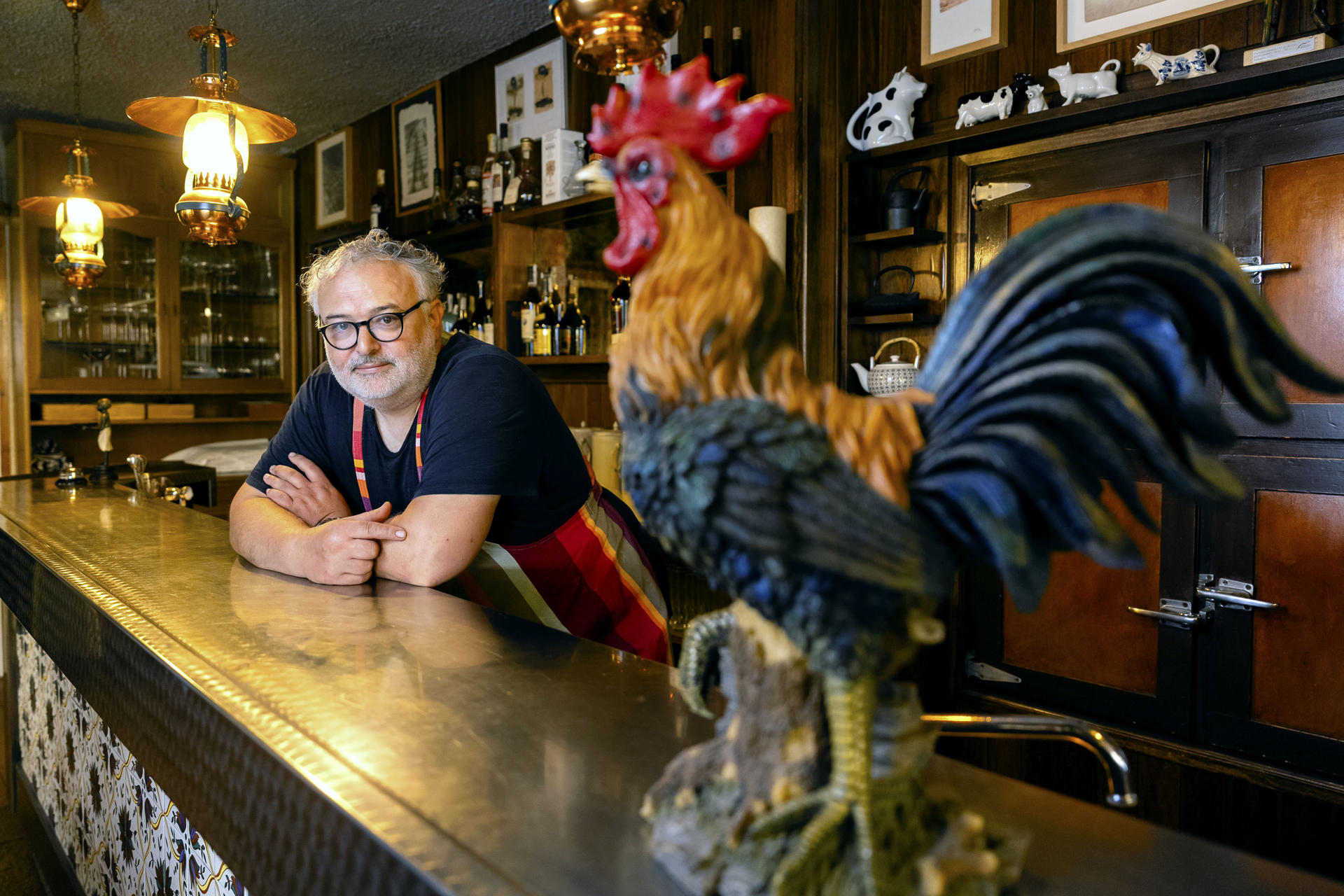 El chef Pere Arpa, que lució una estrella Michelin durante catorce años en una provincia tan vinculada a la alta cocina como Girona, acaba de reabrir en Palol de Revardit (Girona) Can Gelada, donde ofrece un menú diario de veinte euros y desde el cual critica la gastronomía "para ricos". EFE/David Borrat