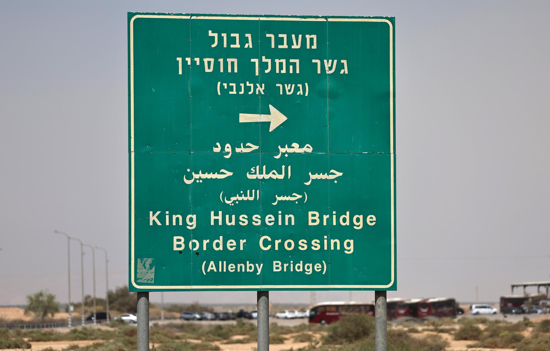 Allenby, 23 sep (EFE).- Israel mantendrá cerrado en ambas direcciones el cruce fronterizo de Allenby, el único que conecta Cisjordania con Jordania, desde el miércoles "hasta nuevo aviso", anunció este martes el jefe de la Autoridad General de Fronteras y Cruces palestina, Nazmi Muhanna. EFE/EPA/ATEF SAFADI