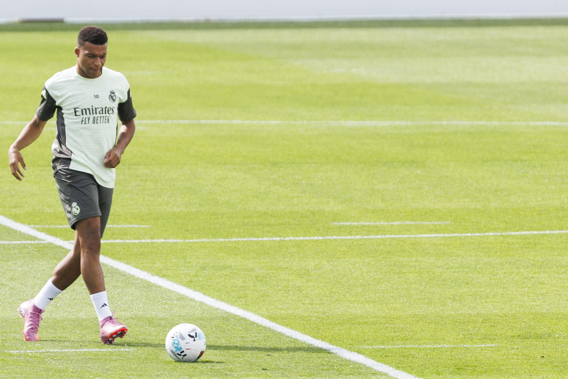 Mbappé, durante el entrenamiento de este viernes.- EFE/ Sergio Pérez