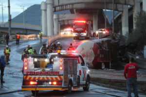 Integrantes del Cuerpo de Bomberos controlan un incendio luego del accidente de un camión de gas este miércoles, en la Ciudad de México (México). EFE/ Mario Guzmán