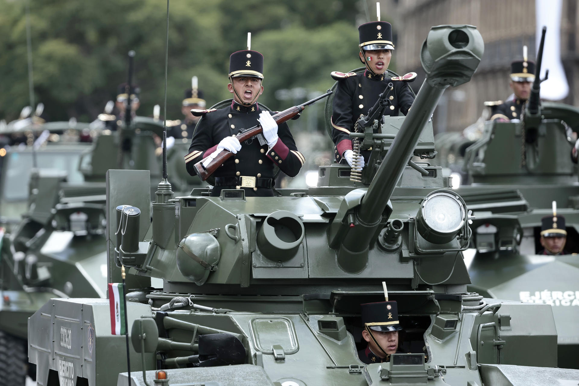 Integrantes de las Fuerzas Armadas de México participan este martes, en el desfile del 215 aniversario de la independencia de México en el Zócalo de Ciudad de México (México). EFE/José Méndez