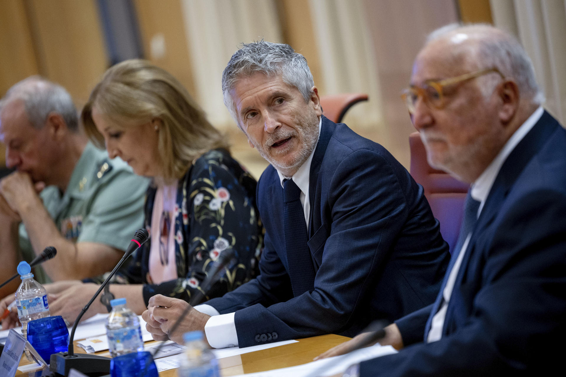 El ministro del Interior, Fernando Grande-Marlaska (c), acompañado por la subsecretaria del Ministerio del Interior, Susana Crisóstomo, y por el director general del Tráfico, Pere Navarro, presenta el balance provisional de la siniestralidad vial registrado en las carreteras españolas durante los pasados meses de julio y agosto, este miércoles en Madrid. El verano ha dejado 228 muertos en las carreteras, lo que supone 15 menos y un descenso del 6 por ciento respecto a los meses de julio y agosto de 2024, según el balance provisional de la siniestralidad vial. EFE/Daniel González