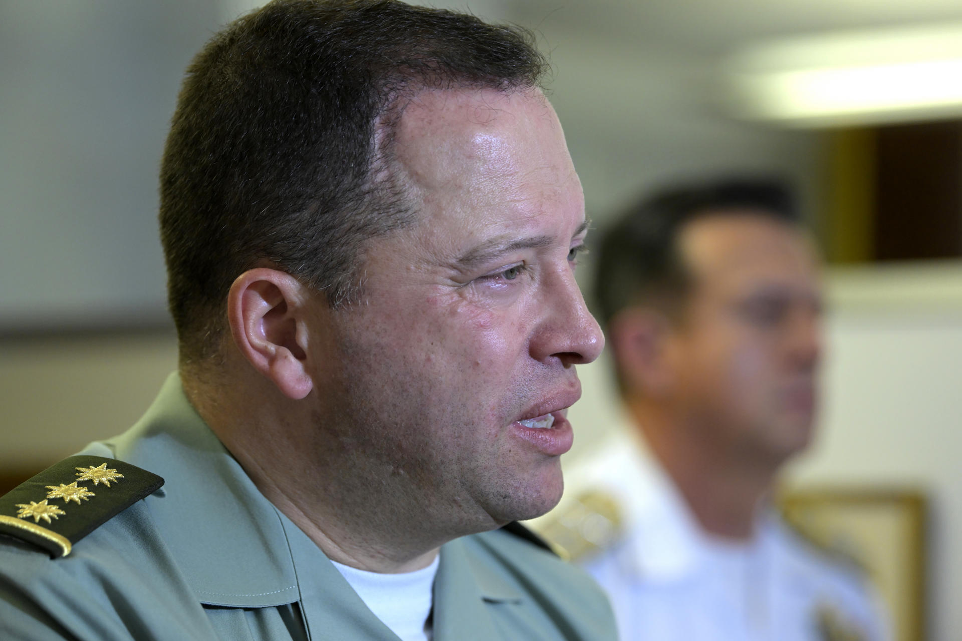El director general de la Policía de Colombia, Carlos Triana, habla durante una rueda de prensa este jueves, en la Embajada de Colombia, en Washington (Estados Unidos). EFE/ Lenin Nolly