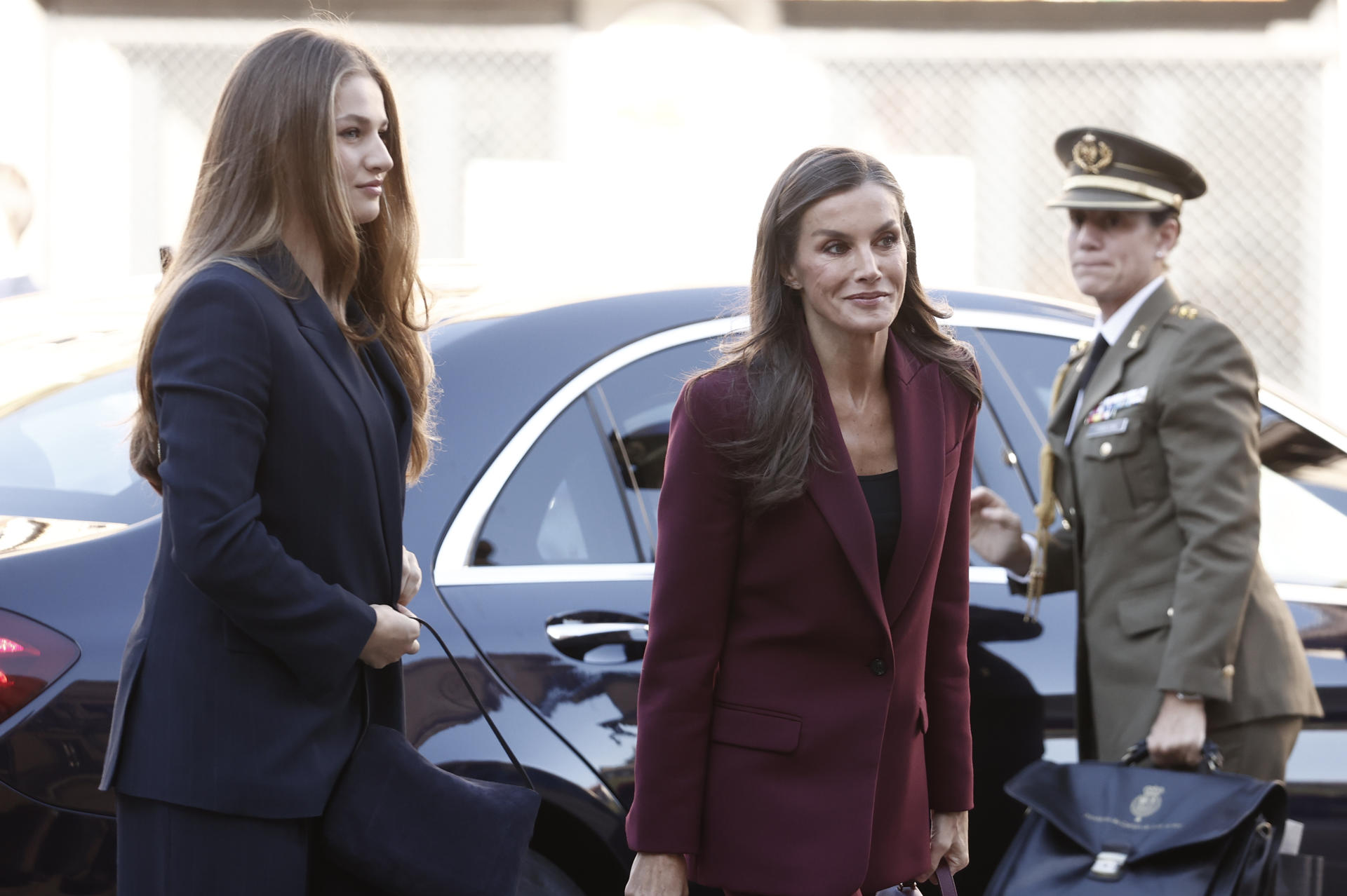 La princesa Leonor (i) y la reina Letizia (d) a su llegada este viernes a Pamplona. EFE/ Jesús Diges
