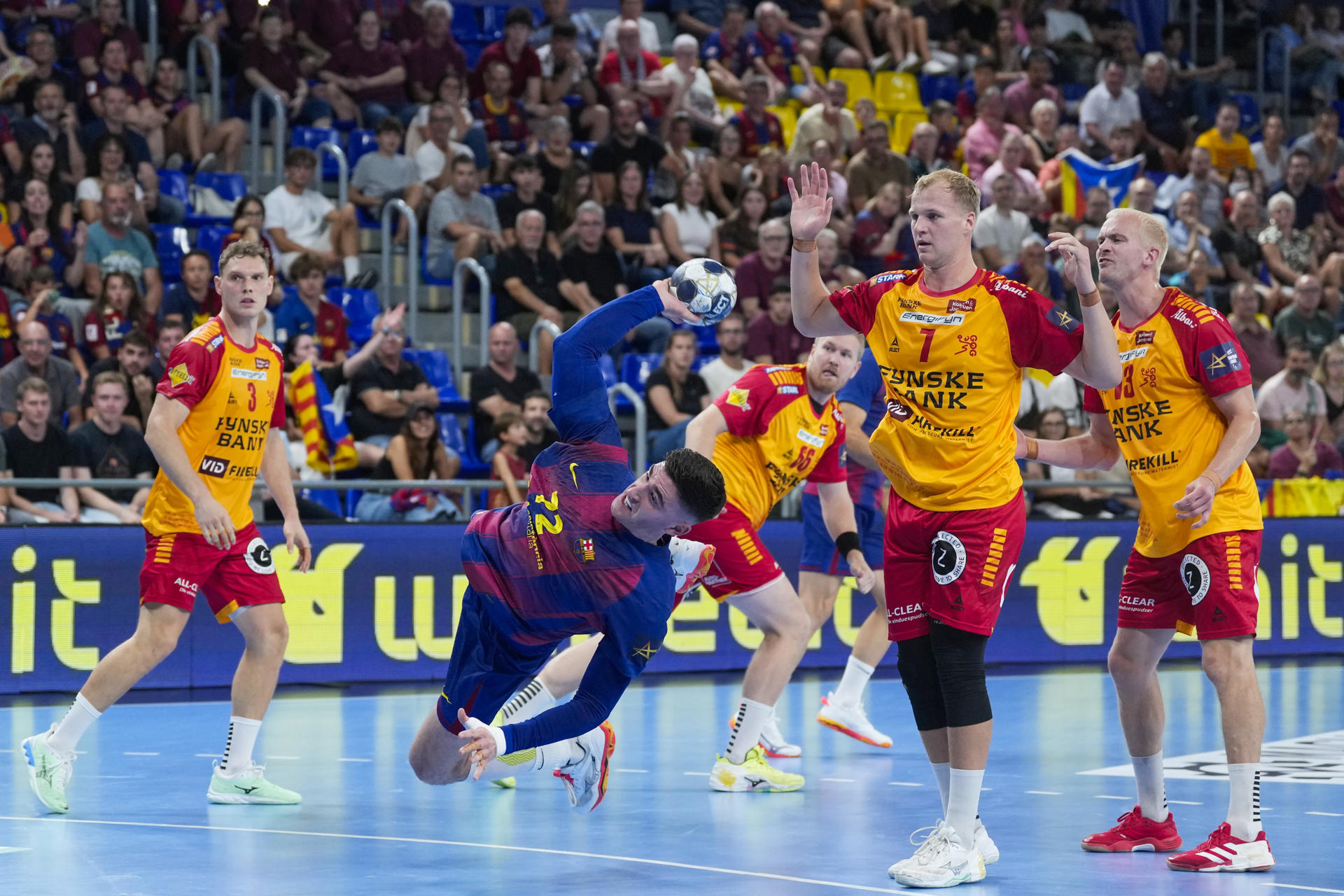 El pivote del Barça Ludovic Fabregas lanza a puerta durante el partido de Liga de Campeones de balonmano que Barça y GOG Gudme disputan hoy jueves en el Palau Blaugrana. EFE/Alejandro García